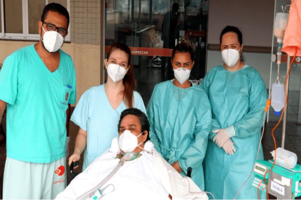 Equipe multiprofissional da Uopeccan proporciona banho de sol a pacientes