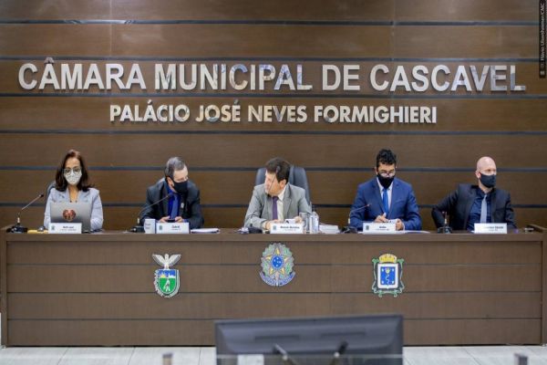 Imagem referente a notícia: Câmara aprova com urgência prioridade aos educadores na ordem de vacinação
