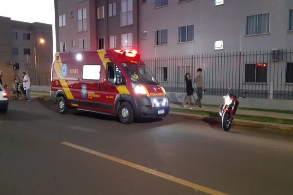 Imagem referente a notícia: Dois motociclistas ficam feridos após colisão de trânsito no Loteamento Riviera