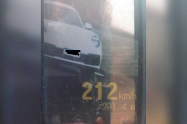 Carro é flagrado trafegando a 212 km/h em rodovia do interior do Paraná