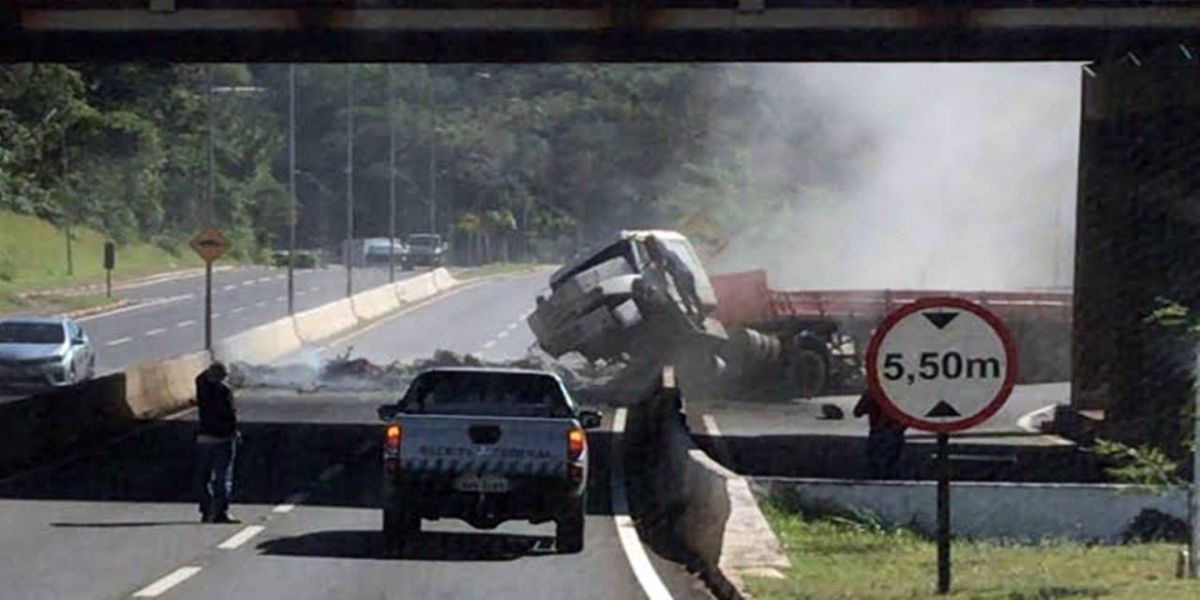 Caminhão carregado com cimento tomba no Viaduto da Paraná