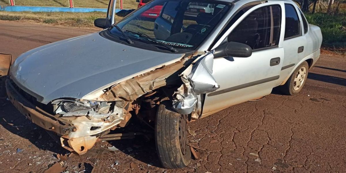 Colisão frontal é registrada na marginal da BR-277 no Bairro Santos Dumont
