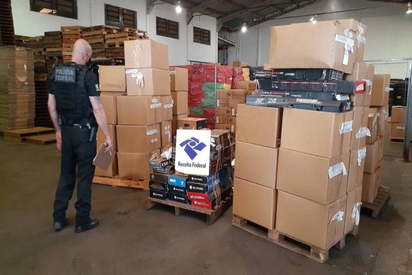 Imagem referente a notícia: Eletrônicos apreendidos pela Receita Federal, irão ajudar Policia Federal em investigações