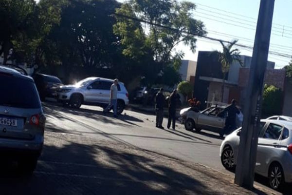 Colisão de trânsito é registrado na Rua Erechim no centro de Cascavel