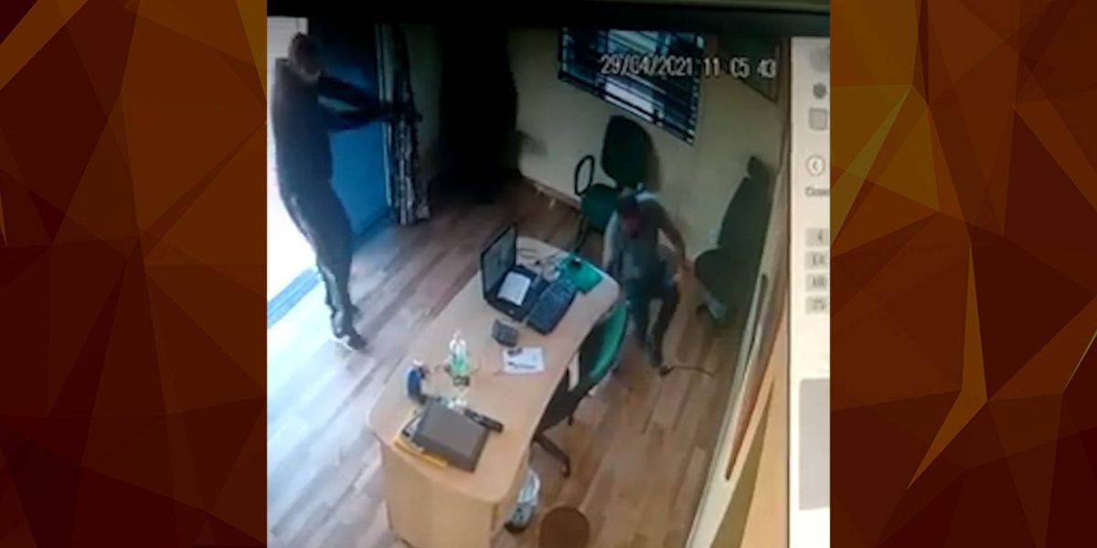 Empresário é alvejado a tiros em empresa no trevo de acesso à BR 467 em Toledo: Veja o vídeo