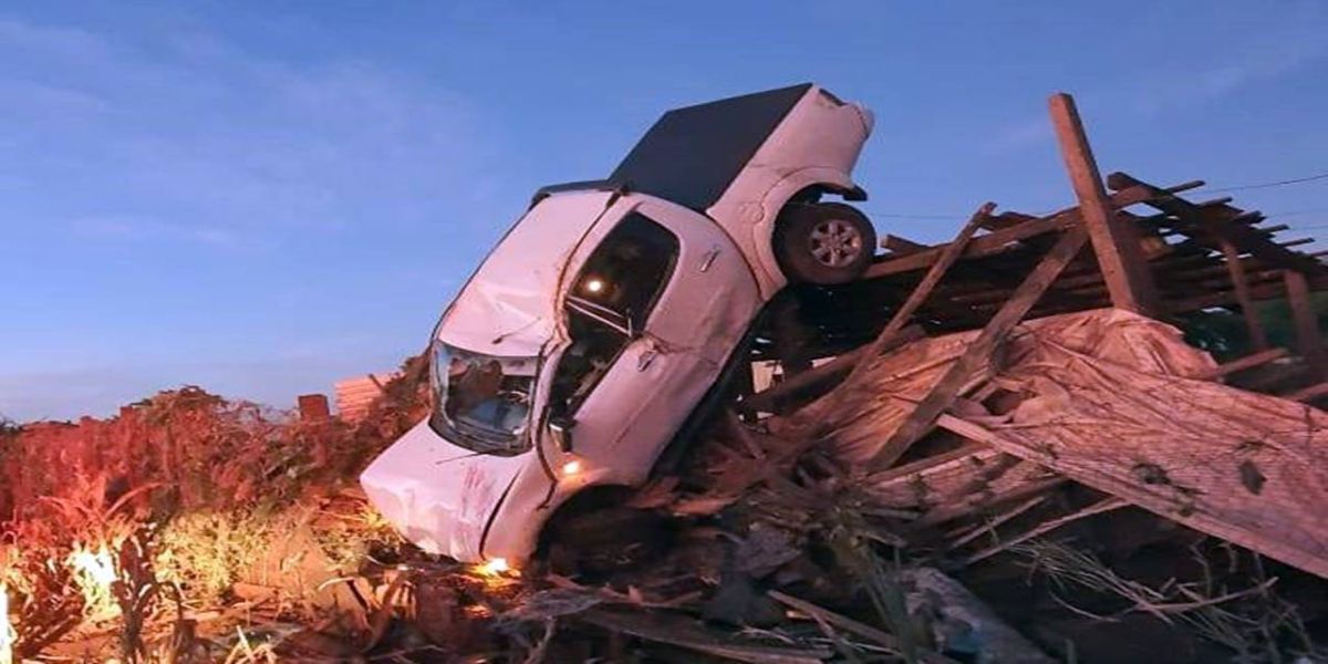 Homem morre ao sair da pista e cair em cima de barracão no interior de Toledo