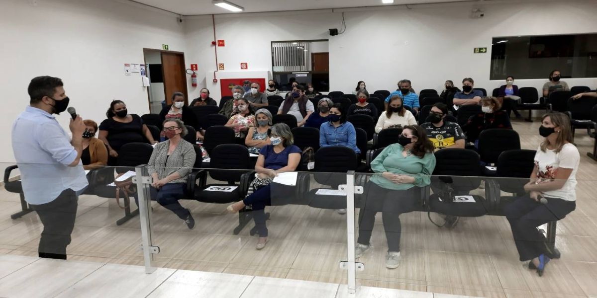 Edson Souza recebe profissionais para discutir criação da Casa do Artesão