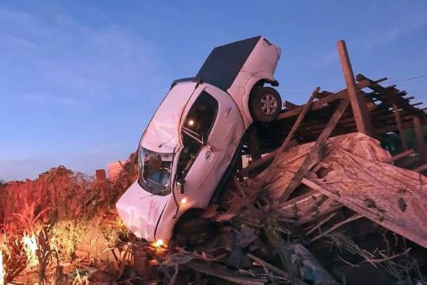 Imagem referente a notícia: Homem morre ao sair da pista e cair em cima de barracão no interior de Toledo