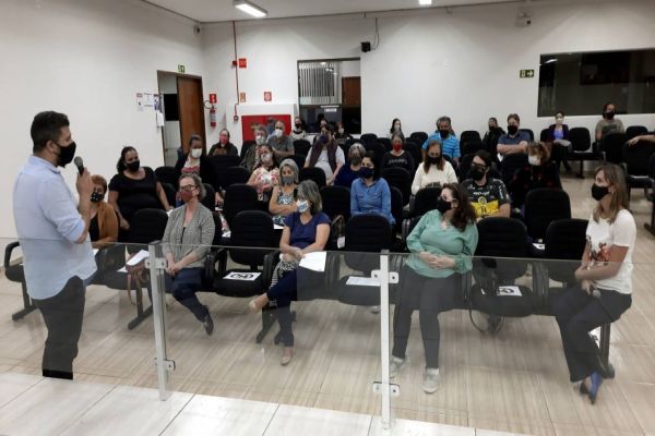 Edson Souza recebe profissionais para discutir criação da Casa do Artesão