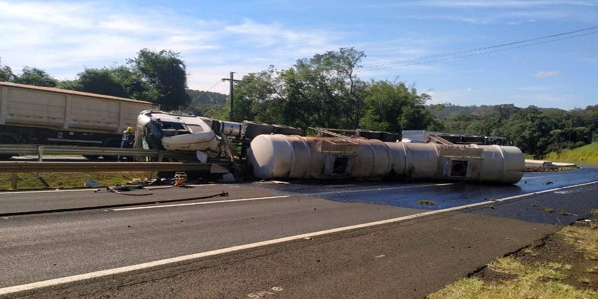 Carreta tanque tomba no Contorno Sul e combustível derramado sobre a pista