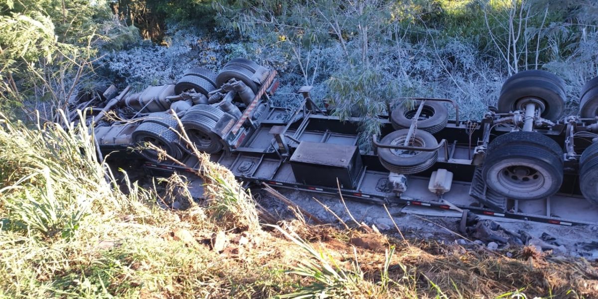 Homem fica ferido e quebra duas costelas após tombar carreta na br-163 Marechal Cândido Rondon