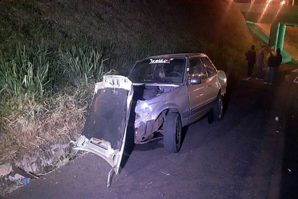 Imagem referente a notícia: Verona é fechado’ por outro carro e colide em estrutura de concreto na PRc-467, em Cascavel