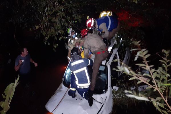 Imagem referente a notícia: Jeep Renegade capota e cai dentro de rio na PR-180 em Rio do Salto