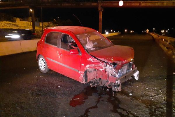 Imagem referente a notícia: Etios tem a frente destruída após colisão na PRc-467, em Cascavel