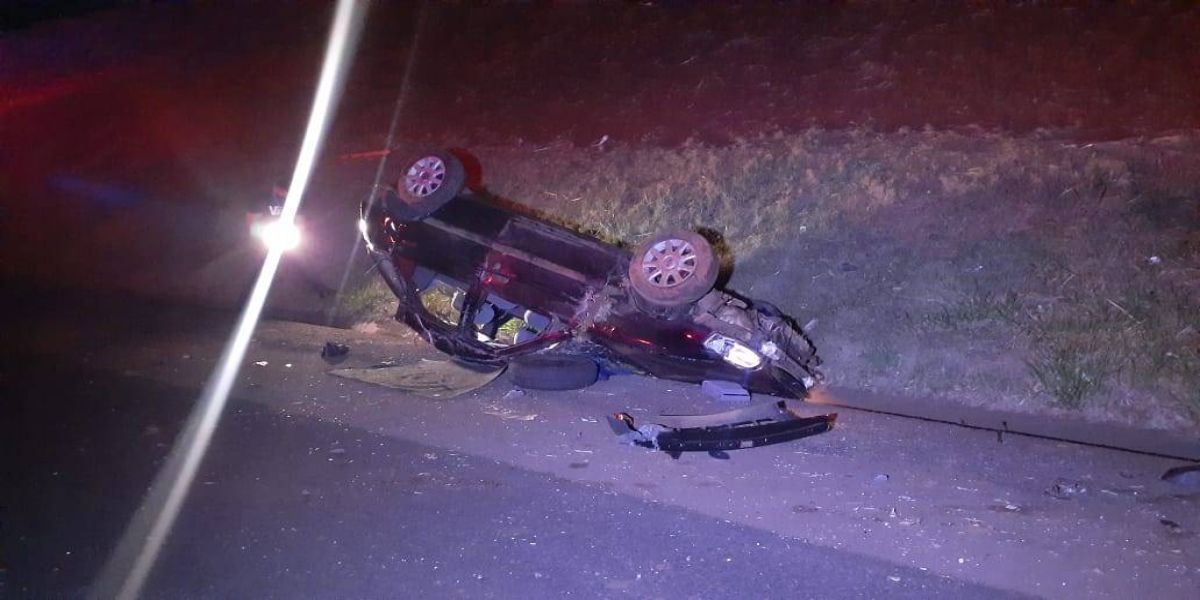 Homem fica ferido após capotamento na PRc-467, em baixo do viaduto da Rocha Pombo em Cascavel