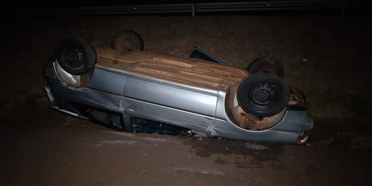 Veículo Gol capota na PRc-467, proximidades do viaduto da Av. Barão do Rio Branco em Cascavel