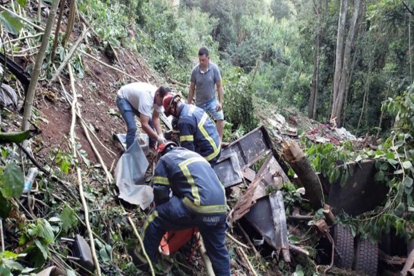 Caminhão passa por cima de motociclista, cai em ribanceira e mata três na PR-487