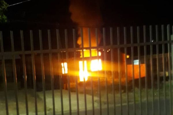 Imagem referente a notícia: Corpo de Bombeiros é acionado para combater incêndio em construção no Bairro Periolo