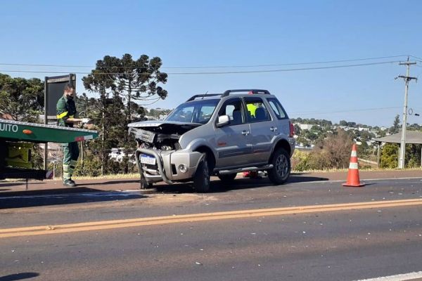 Imagem referente a notícia: Forte colisão de trânsito é registrada na BR-277, em Cascavel
