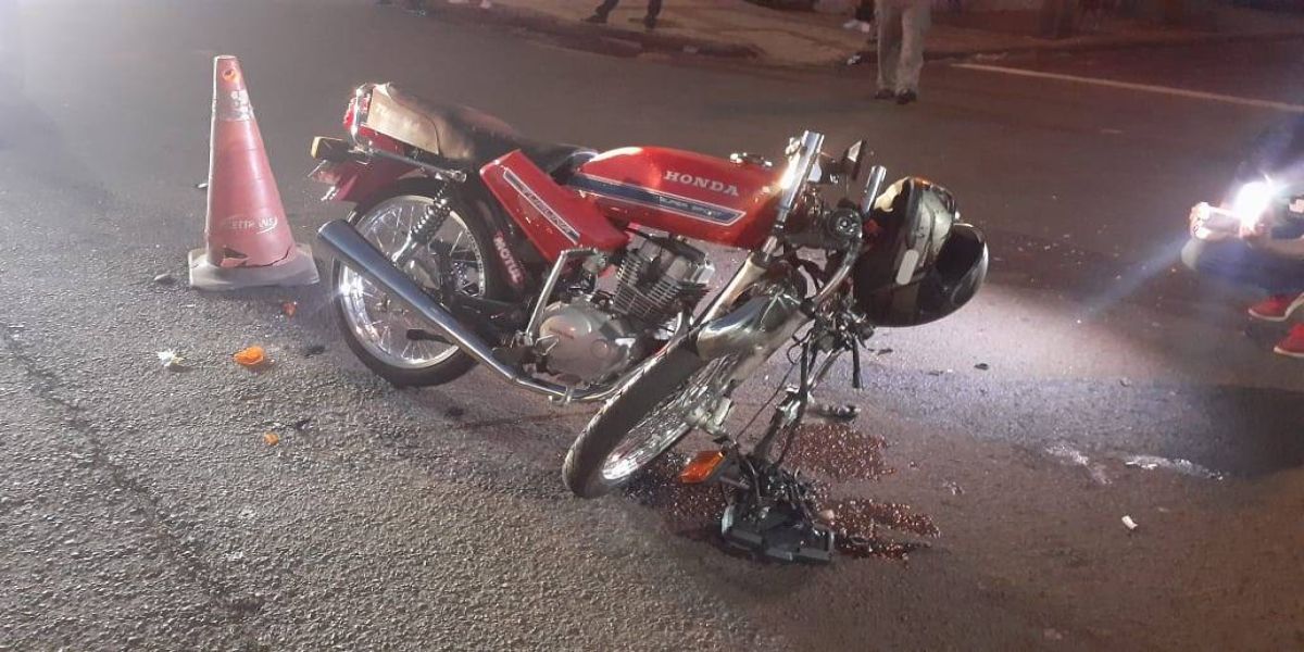 Motociclista fica ferido após colisão de trânsito no Bairro São Cristóvão, em Cascavel