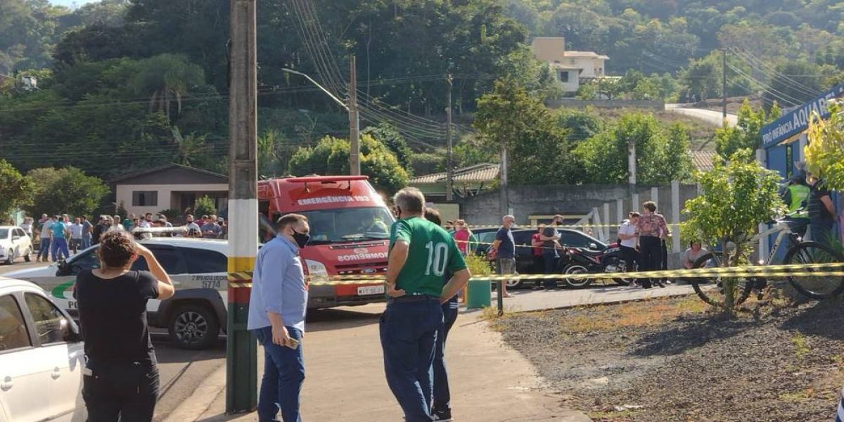Jovem de 18 anos invade escola, mata 3 crianças e uma professora no oeste de SC