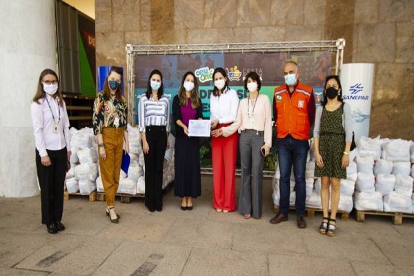 Funcionários da Sanepar doam alimentos na campanha Cesta Solidária