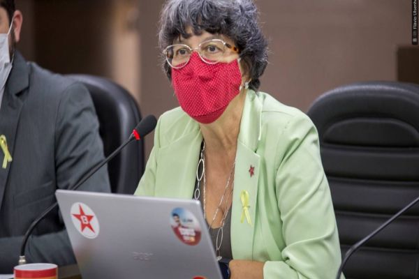 Professora Liliam encaminha moção contra redução de disciplinas de "Sociologia, Filosofia e Arte"