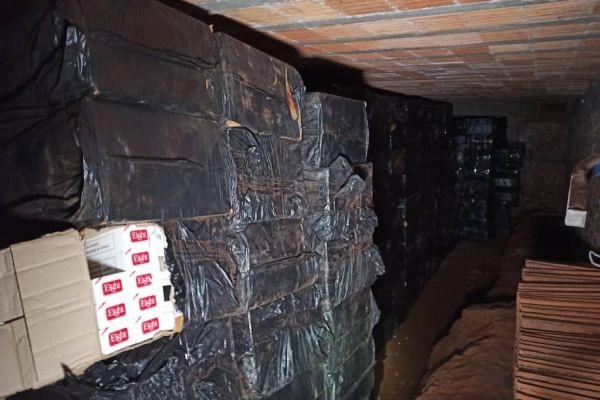 Imagem referente a notícia: PRF apreende mais de 1 milhão de maços de cigarros em propriedade rural no oeste do estado