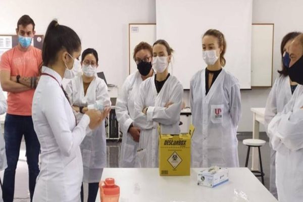 Cirurgiões dentistas passam por curso para auxiliar na vacinação