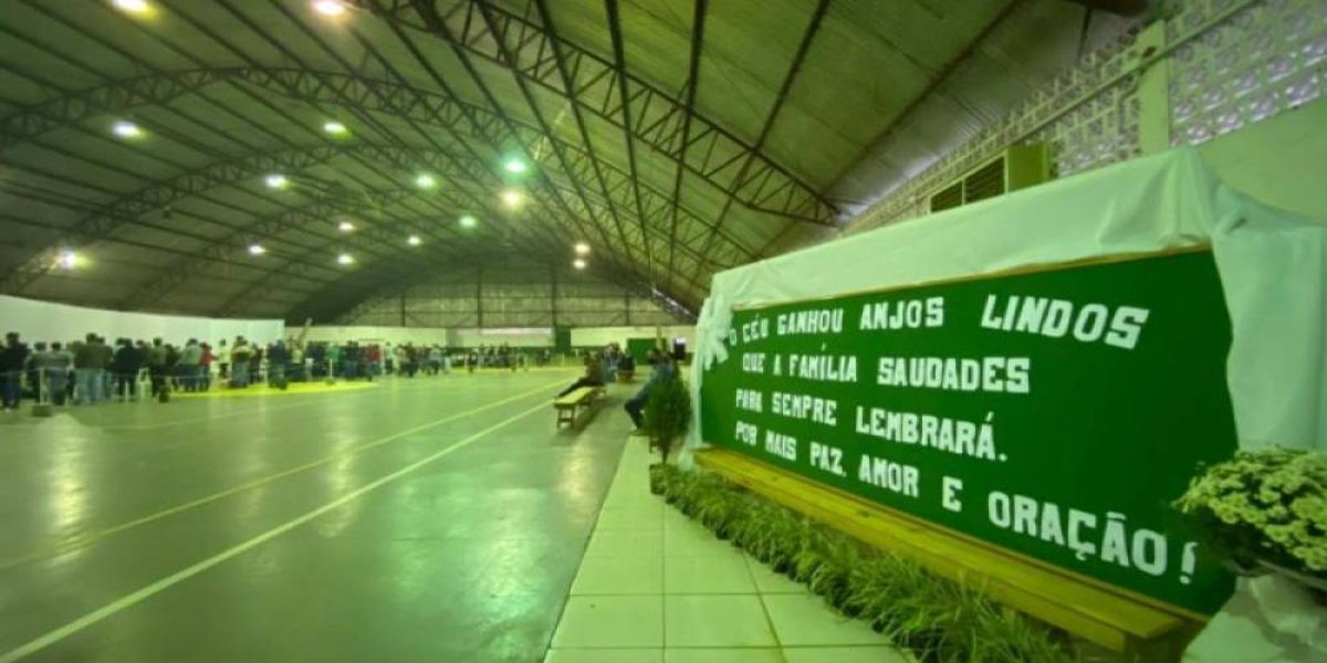 Velório coletivo marca despedida das vítimas da chacina em escola de SC