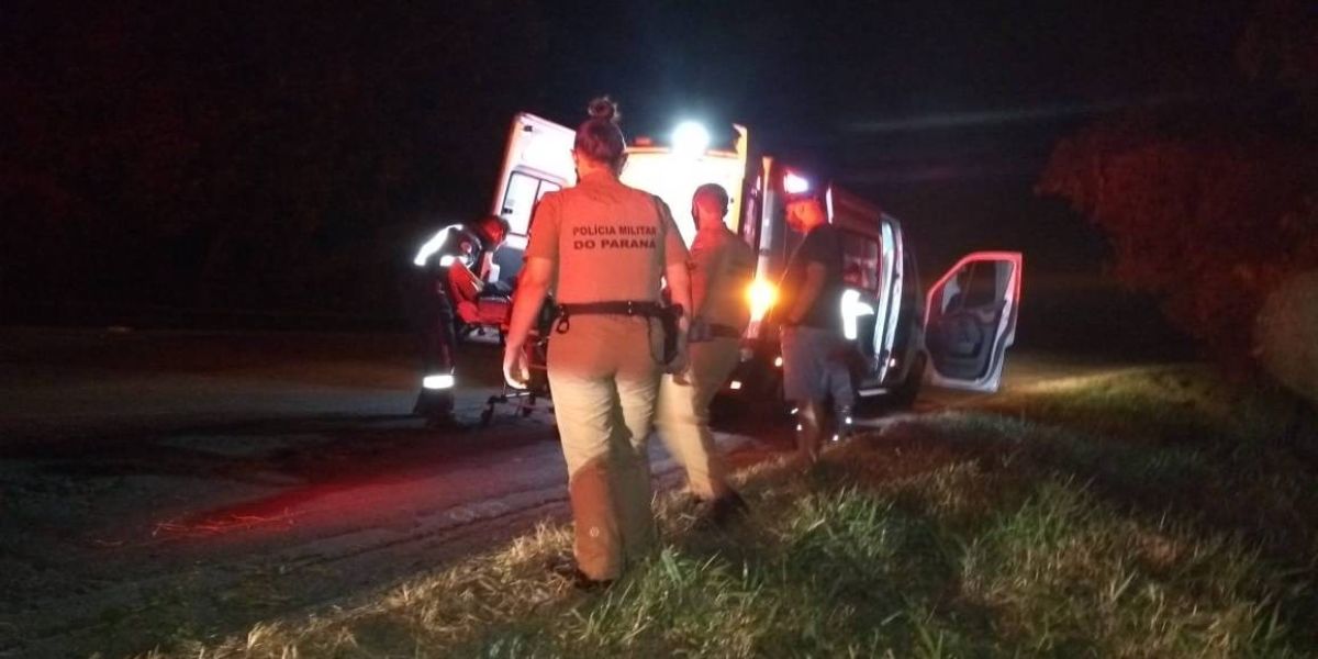 Carro sai da pista, cai em ribanceira e jovem fica ferido na PR-180
