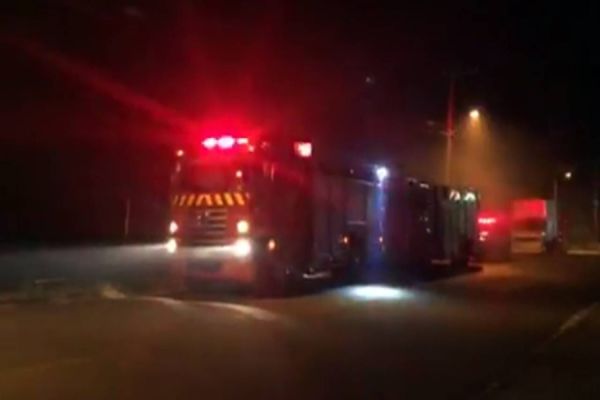 Imagem referente a notícia: Equipes do Corpo de Bombeiros combate incêndio no Bairro Parque Verde, em Cascavel