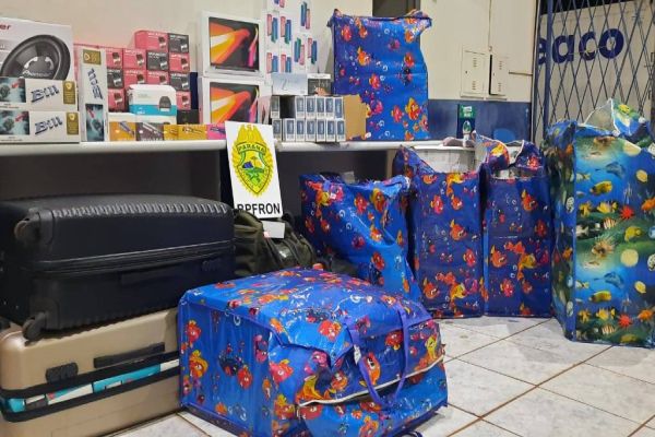 Imagem referente a notícia: BPFRON apreende cigarros contrabandeados, camuflado em embalagens de outras produtos na BR-277