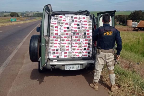 PRF apreende veículo carregado com 25.000 maços de cigarros no Paraná