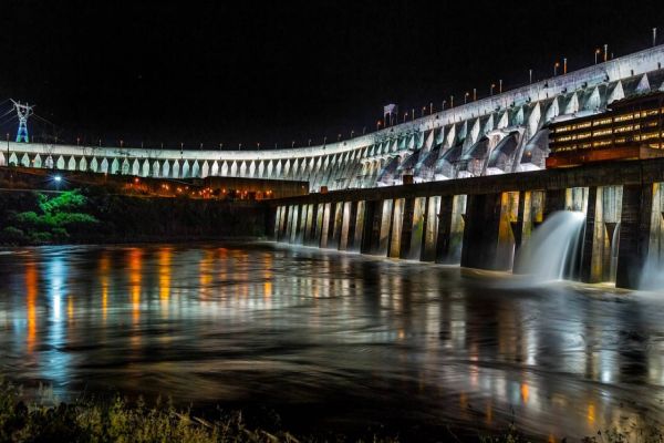 Diretor de Itaipu anuncia redução na tarifa, com alívio na conta de luz já em 2022