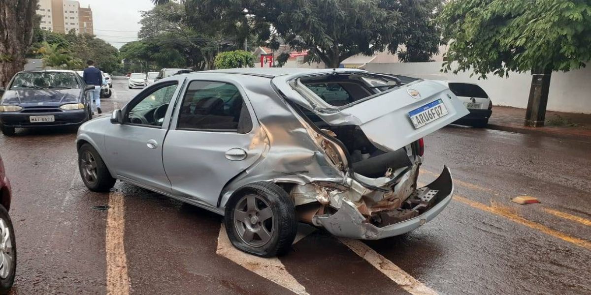 Colisão envolvendo três veículos é registrado no Centro de Cascavel