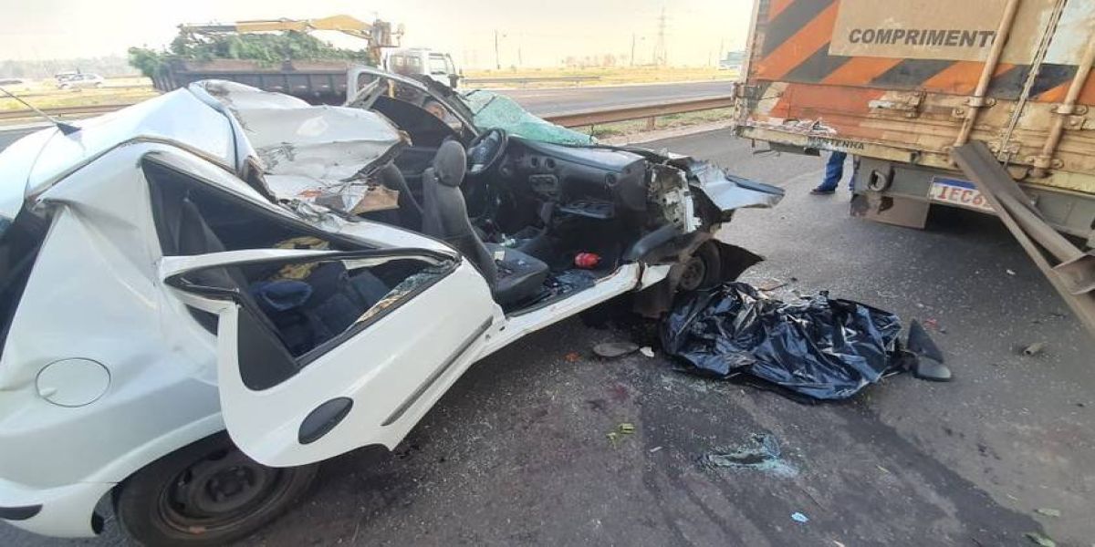 Uma pessoa morre e outras três ficam feridas em batida entre carro e caminhão no noroeste