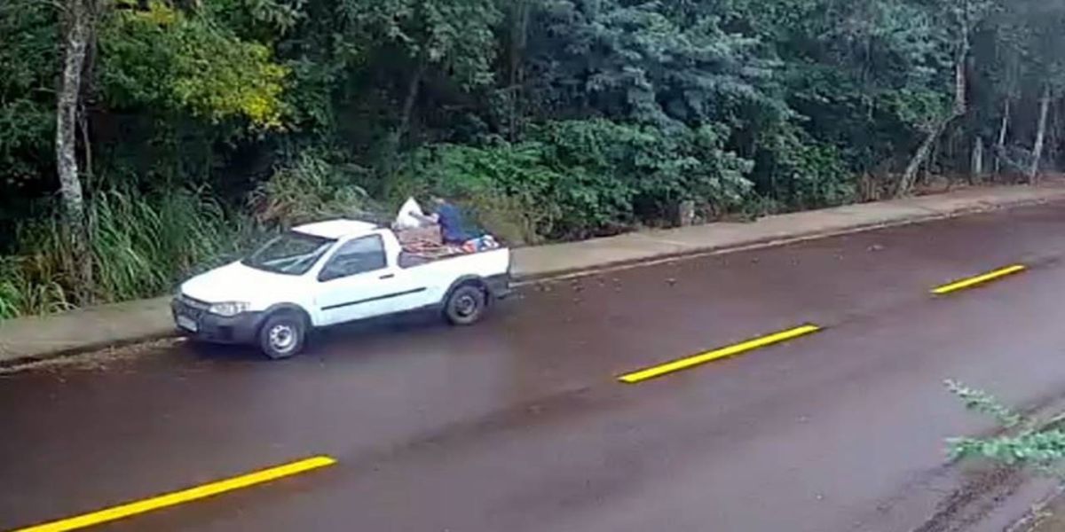 Lixo é descartado em meio a mata na região do Lago em Cascavel