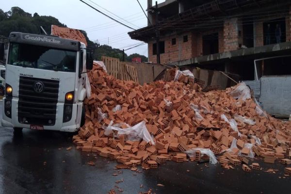 Carreta carregada com tijolos tomba na Avenida Cristo Rei no sudoeste