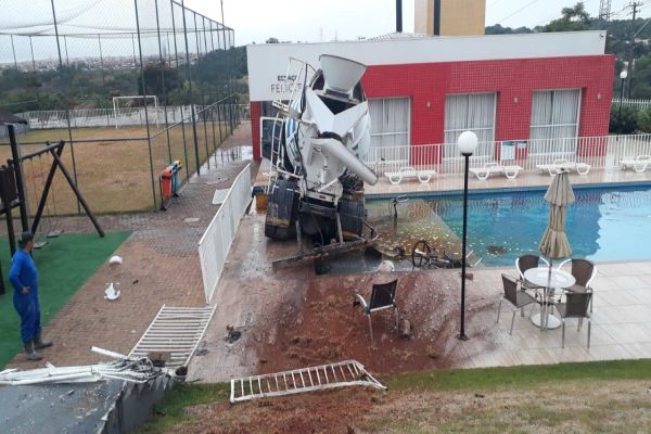 Imagem referente a notícia: Caminhão desce desgovernado e invade piscina de condomínio no Bairro FAG