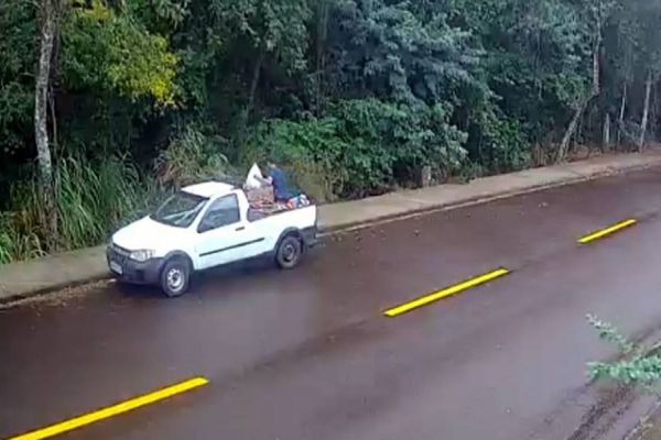 Imagem referente a notícia: Lixo é descartado em meio a mata na região do Lago em Cascavel