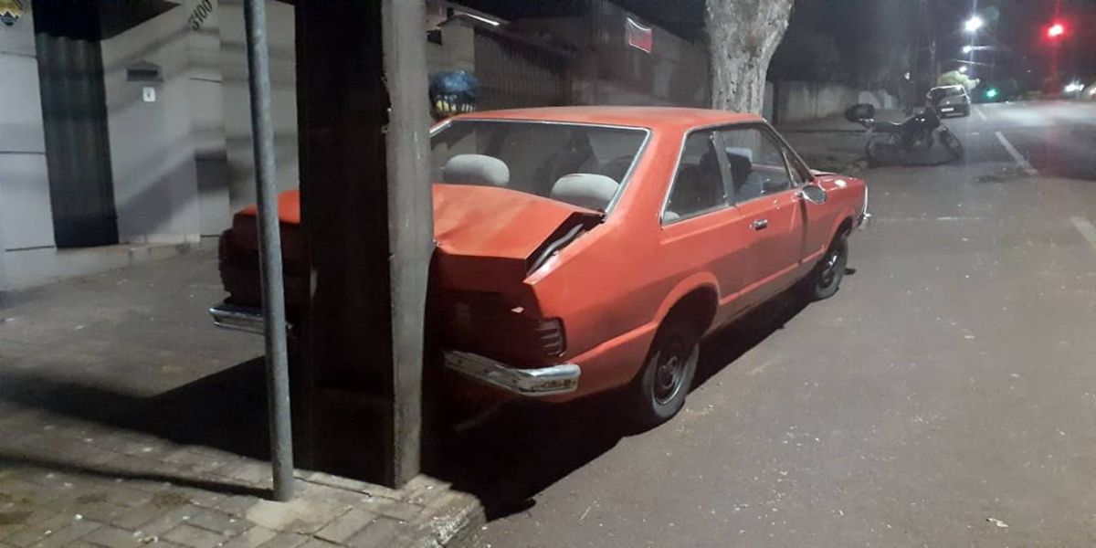 Corcel bate em poste e motorista dorme dentro de veículo na Rua Pio XII