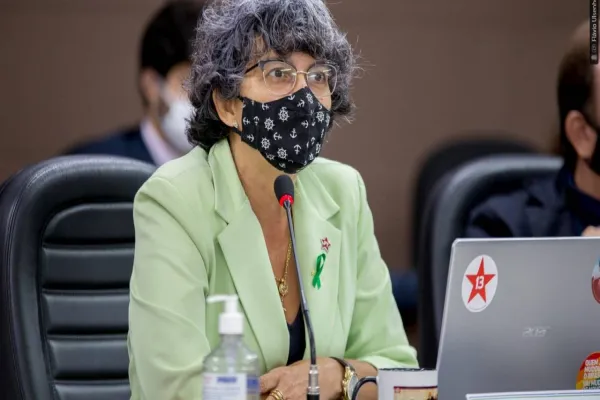 Foto relacionada a notícia: Professora Liliam indica que é necessária a criação de cargo de Merendeiro(a)
