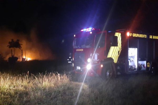 Residência fica totalmente destruída por incêndio na Rua Lagoa Araucária no Bairro Lago Azul