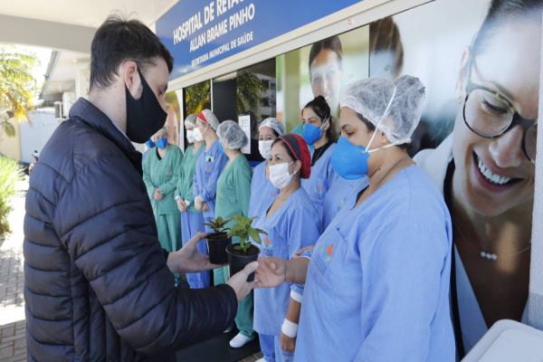 Profissionais de saúde que atuam na linha de frente da Covid-19 são homenageadas