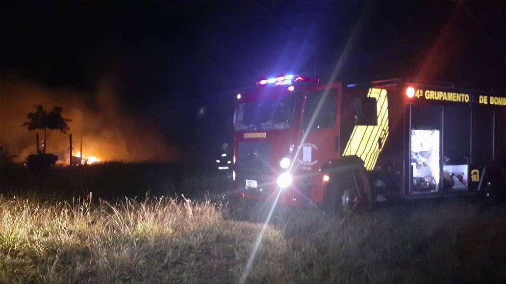 Residência fica totalmente destruída por incêndio na Rua Lagoa Araucária no Bairro Lago Azul
