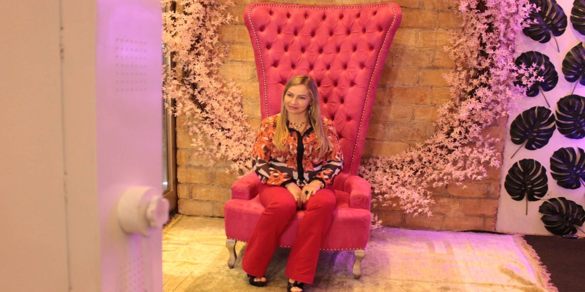 Mães aproveitam espaço instagramável em shopping para tirar fotos instantâneas