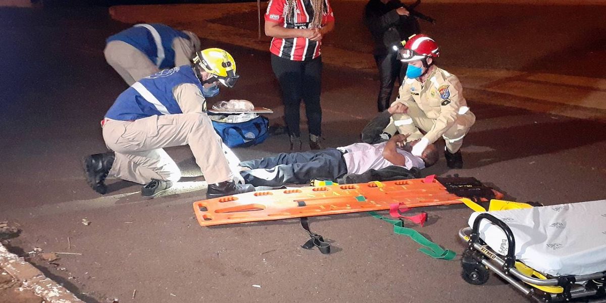 Homem cai em ‘boca de lobo’ e sofre fratura no tornozelo no Bairro Morumbi
