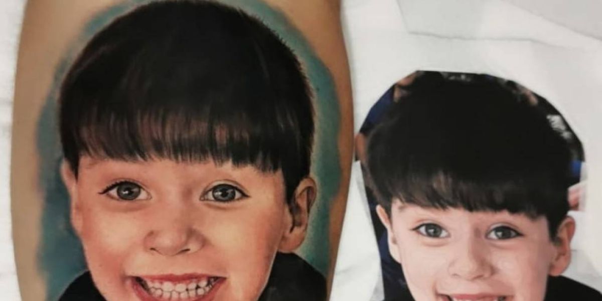 Pai de Henry presta homenagem ao filho e tatua foto do menino no braço