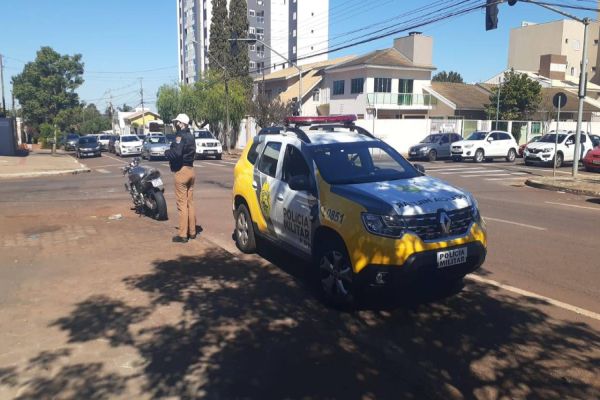 Imagem referente a notícia: Motociclista fica gravemente ferido após colisão de trânsito no Centro de Cascavel